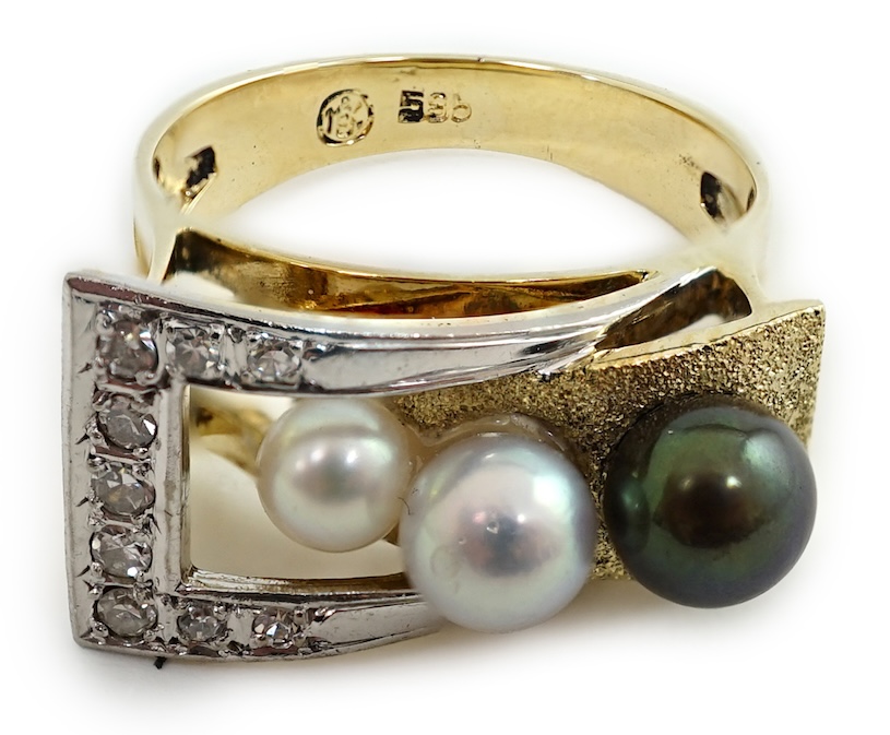 A recent 14k gold, diamond and graduated three colour cultured pearl set dress buckle ring